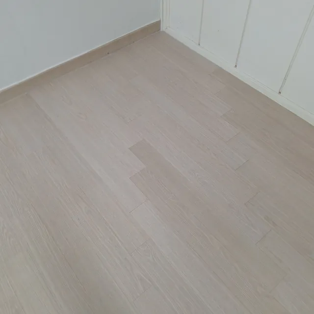 누수 공사 후 손상된 강마루 부분 보수 이후