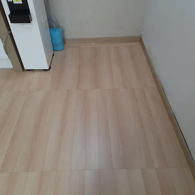 정수기 누수로 상한 강마루 부분 철거 시공 이후