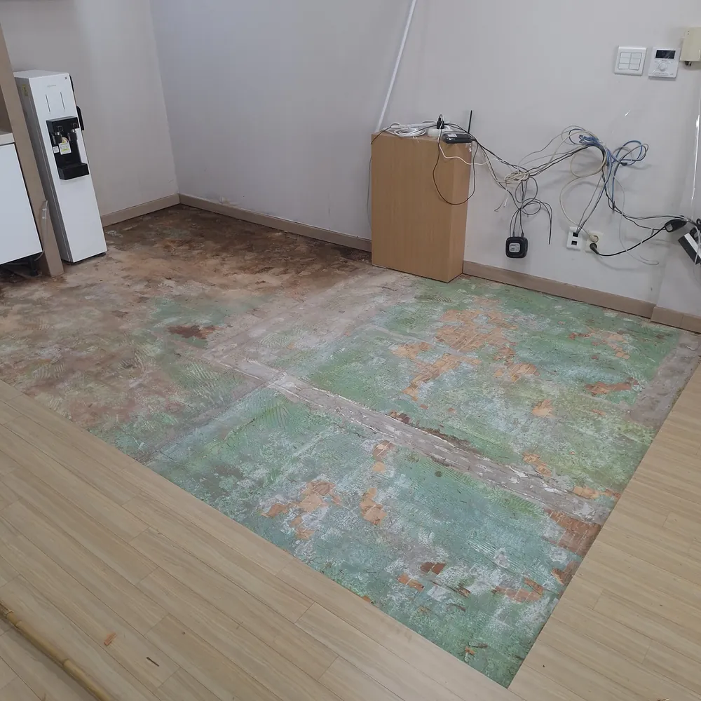 누수로 상한 강마루를 모두 걷어낸 뒤 바닥재 흔적이 남아 있는 방 바닥 철거 이후